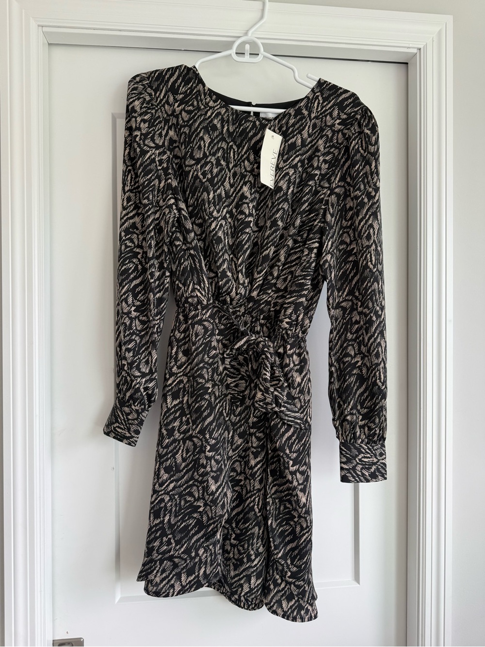 NWT Evereve Long-Sleeve Black and Beige Printed Tie-Waist Dress